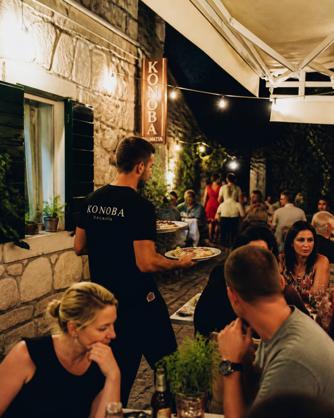 Interijer restorana i tanjur u toplom svjetlu